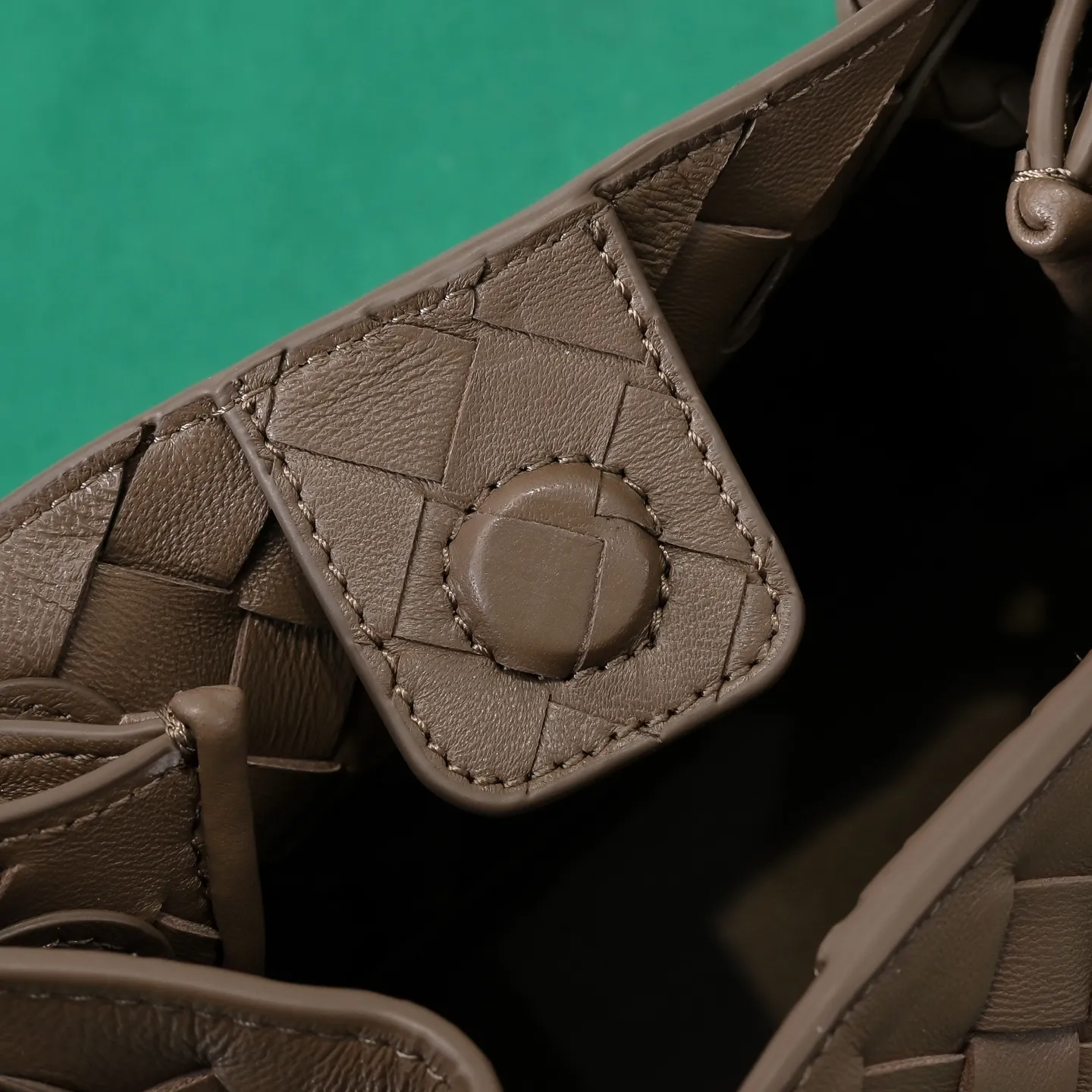 Batch 1760 BV home is new! Andiamo combines Bottega Veneta archives parachute handbags to inherit retro elements and integrate modern trends. The same style as Shu Qi's Beijing Night. It is a continuation of the classic bag. It has three functions: hand carry, shoulder and cross-body. It is embellished with metal brass knot buckles. The capacity of the small one is amazing. It can easily hold sunglasses in a box/small bottle of water/powder powder/charger and other daily necessities when going out. The upper body is versatile. Style number: 6569 Size: 21*17*16.5cm